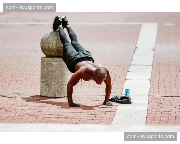 球衣透气排汗性能迎终极测试，装备适应不良易致肌肉僵硬抽筋